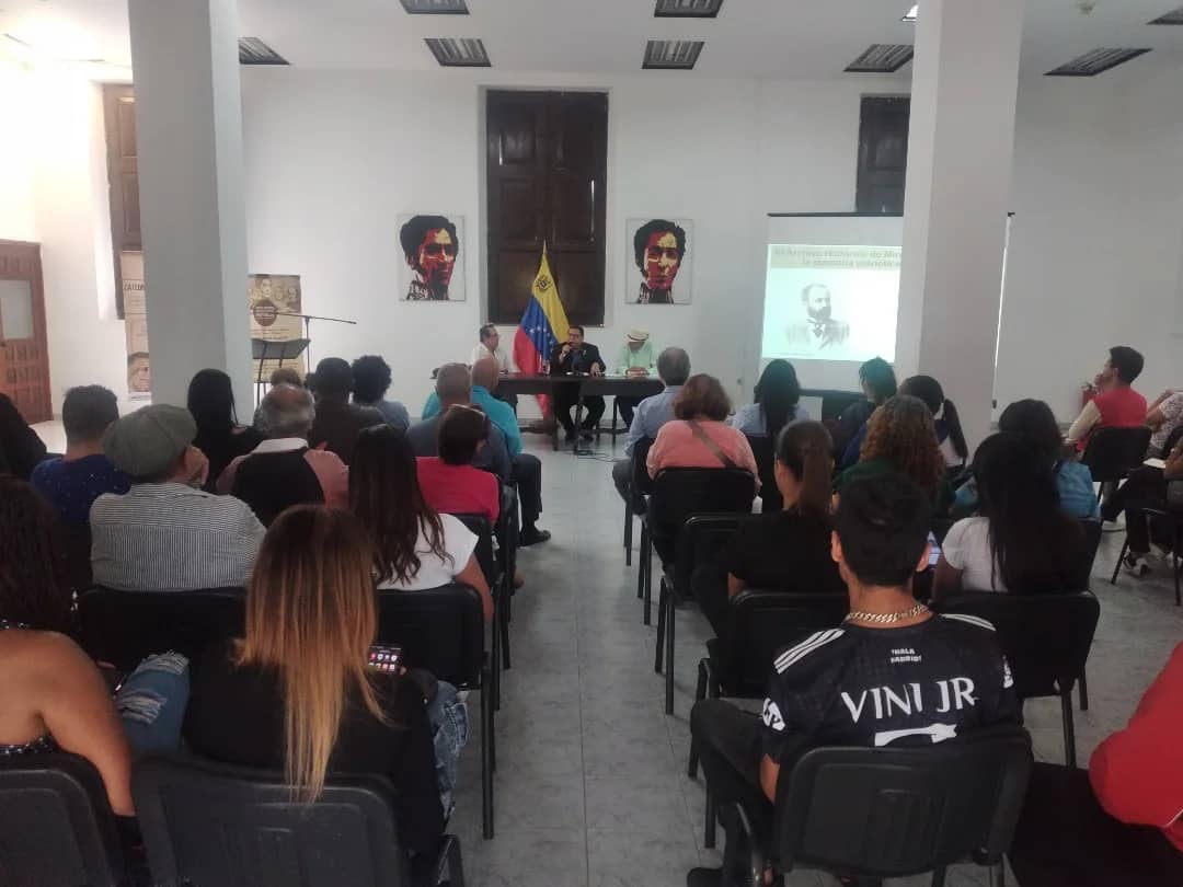 LA CÁTEDRA BRITO FIGUEROA PRESENTÓ LA CONFERENCIA VENEZUELA: LOS ARCHIVOS Y LA RESISTENCIA POPULAR