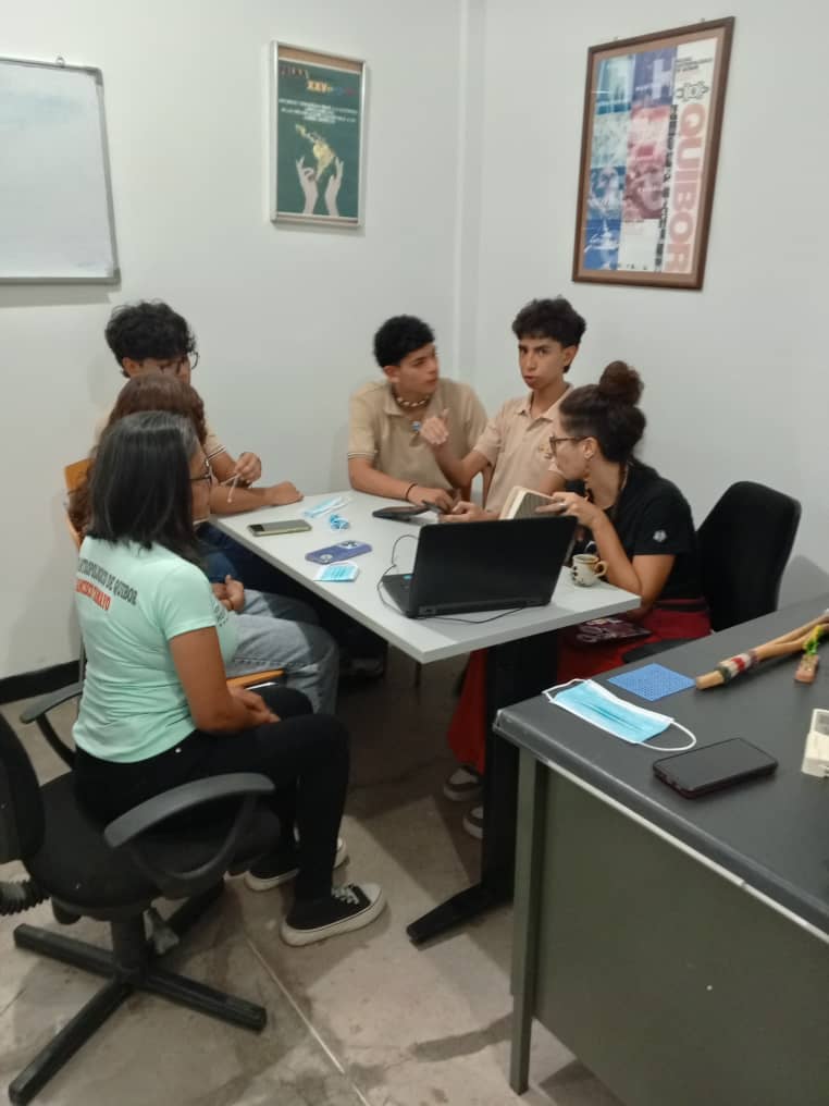ESTUDIANTES DE LA SALLE JUNTO CON EL MAQ REVIVEN LA MEGAFAUNA LARENSE