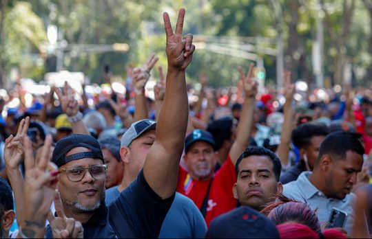 EL PUEBLO VENEZOLANO EXIGE LIBERTAD PARA EL PRESIDENTE NICOLÁS MADURO Y CILIA FLORES AL TIEMPO QUE RESPALDAN A LA AN