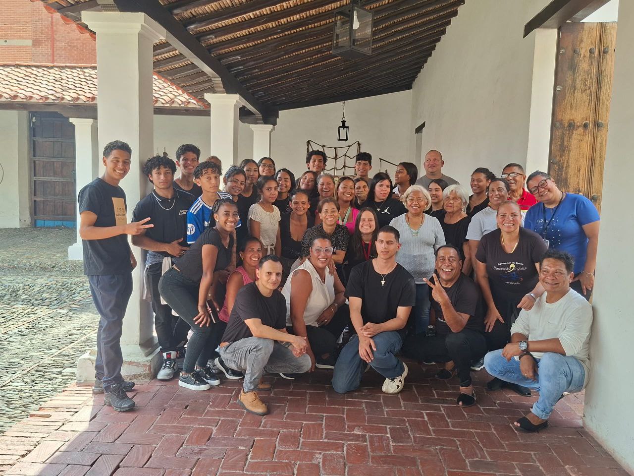 RESONÓ EL ZAPATEO EN LA CUADRA BOLÍVAR: ÉXITO TOTAL EN LA JORNADA DE JOROPOTERAPIA