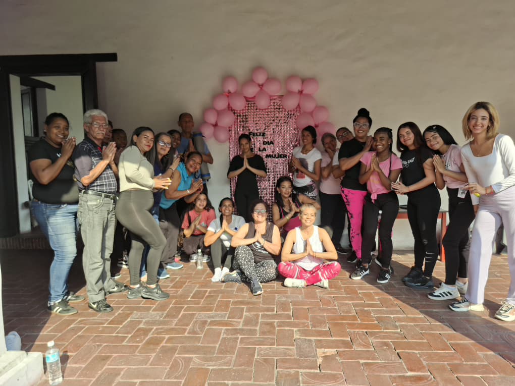 EL CNEH PROMUEVE EL EQUILIBRIO Y BIENESTAR FEMENINO CON JORNADA DE YOGA EN LA HISTÓRICA CUADRA BOLÍVAR