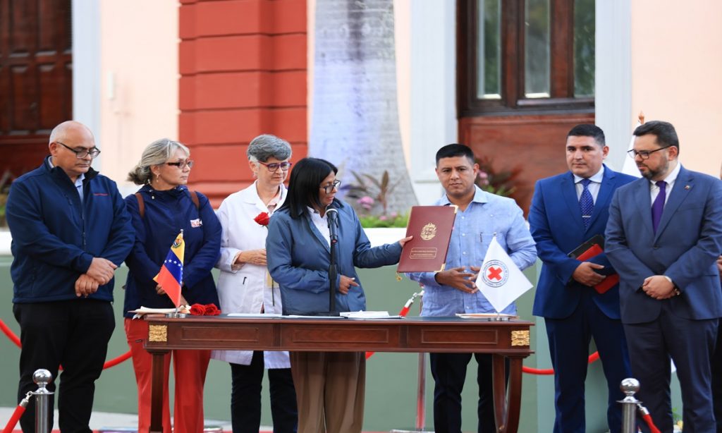 DÍA NACIONAL DEL MÉDICO: DELCY RODRÍGUEZ PROMULGÓ LA LEY DE LA CRUZ ROJA