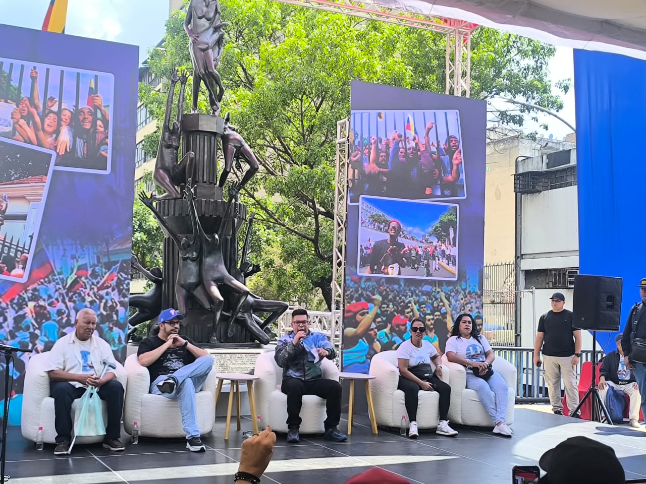 PUEBLO HONRÓ A VÍCTIMAS DEL FASCISMO DURANTE EL GOLPE DEL 11-A DESDE PUENTE LLAGUNO