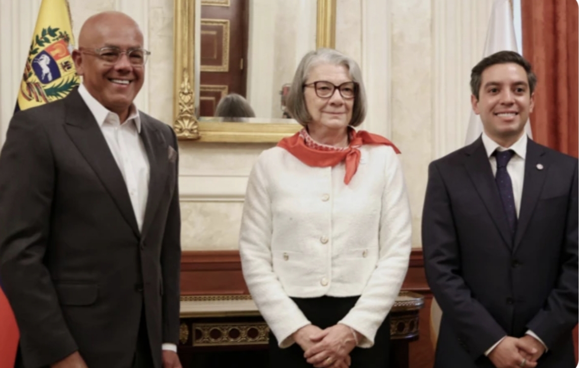JORGE RODRÍGUEZ Y LA PRESIDENTA DE LA FEDERACIÓN INTERNACIONAL DE SOCIEDADES DE LA CRUZ ROJA Y DE LA MEDIA LUNA (IFRC) KATE FORBES, FORTALECEN LAZOS DE COOPERACIÓN HUMANITARIA EN VENEZUELA