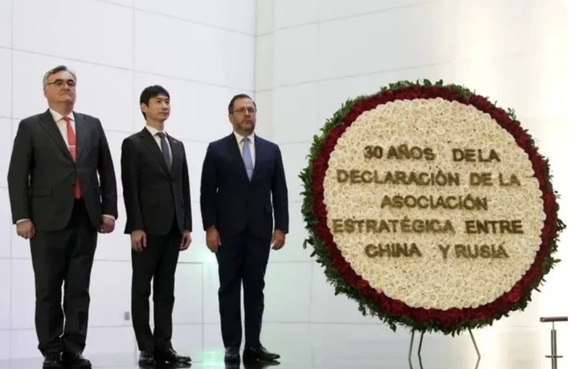 VENEZUELA CONMEMORA 30 AÑOS DE LA ALIANZA ESTRATÉGICA ENTRE CHINA Y RUSIA CON OFRENDA FLORAL EN EL PANTEÓN NACIONAL