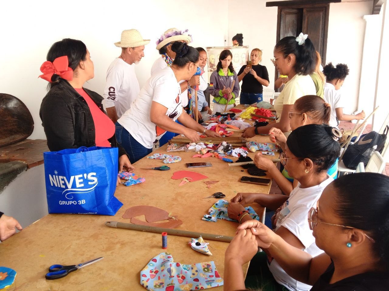 CARACAS SALVAGUARDA LA TRADICIÓN DE LOS «CABALLITOS DE SAN JUAN» CON EL TALLER PEDAGÓGICO «ENTRE RIENDAS, TELAS Y COLORES»