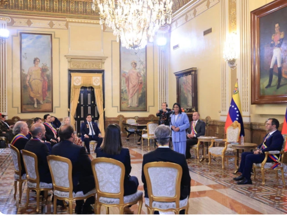 DELCY RODRÍGUEZ RINDIÓ HOMENAJE AL EQUIPO QUE DEFENDIÓ LA GUAYANA ESEQUIBA ANTE LA CIJ