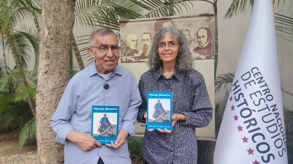 PRESENTACIÓN DEL LIBRO «UNA MIRADA PENSATIVA» DE ALICIA ALFONZO: ANTE MUCHAS MIRADAS ESPECTADORAS
